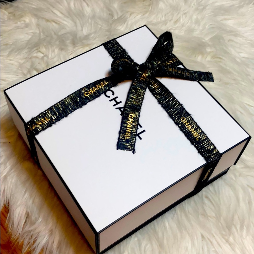 100% Auth CHANEL GIFT BOX w/ RIBBON
